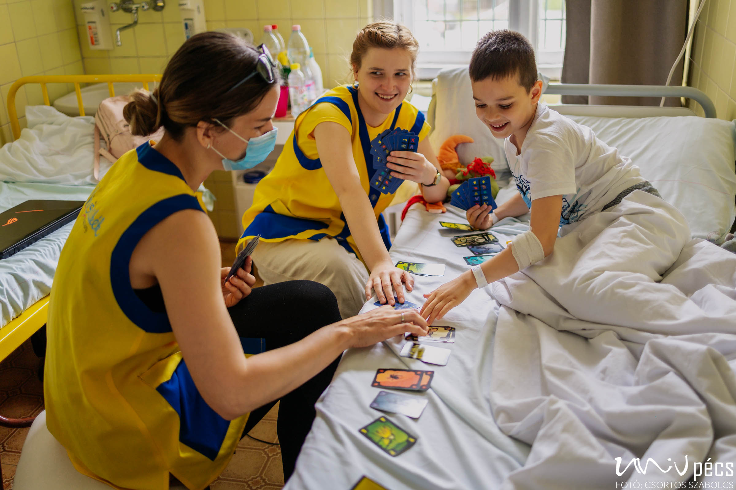 Egyetemistákat várnak a Pécsi Gyermekklinikára önkénteskedni