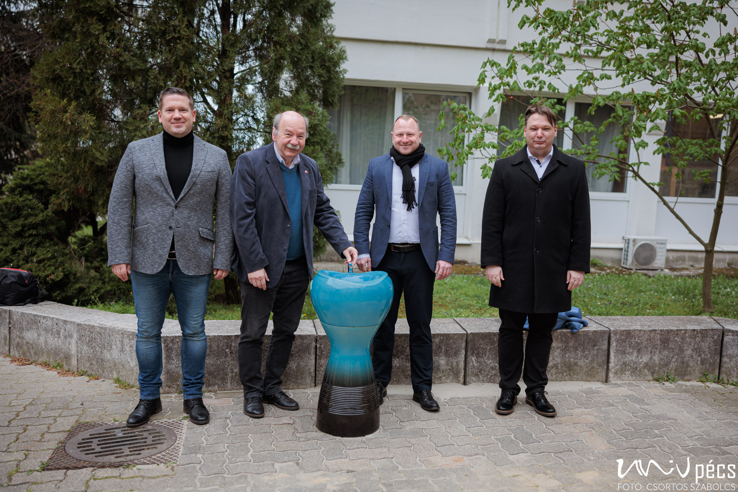 Zsolnay-ivókúttal bővült a PTE TTK-BTK campusa