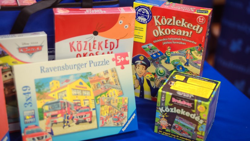 Rendőrségi adomány érkezett a pécsi gyermekklinikára