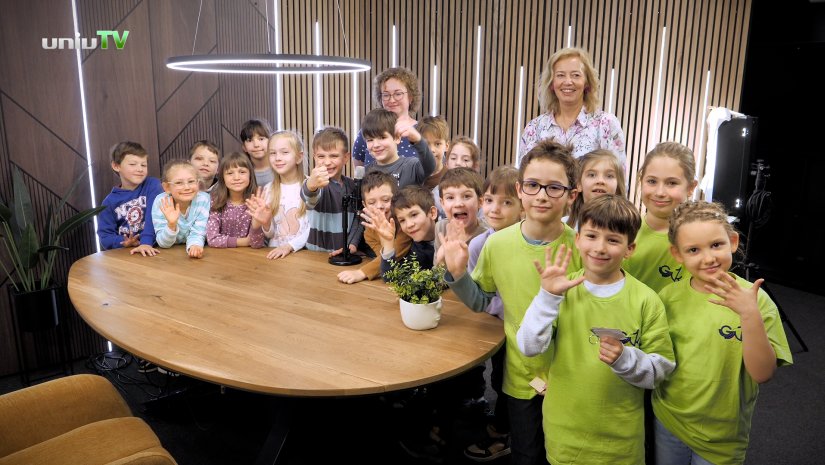 Gyermekhangok a pécsi buszokon