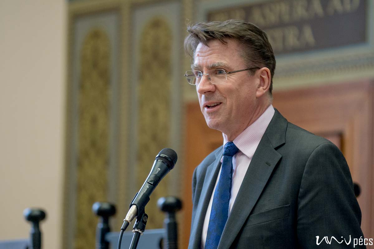 Őexcellenciája Iain Lindsay, a brit nagykövet; fotó: Csortos Szabolcs, UnivPécs