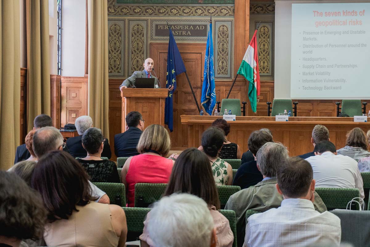Paolo Feldmann plenáris előadása az I. Farkas Ferenc Nemzetközi Tudományos Konferencián; fotó: Csortos Szabolcs, UnivPécs