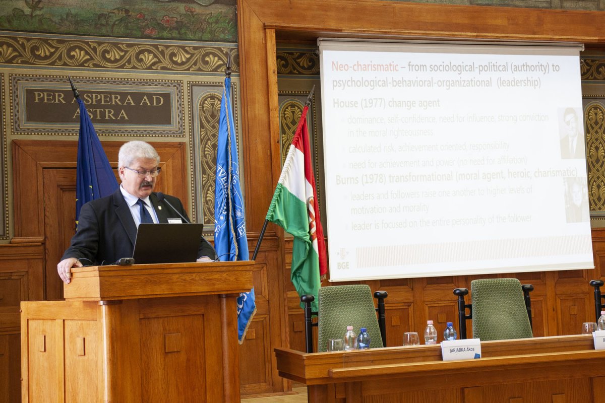 Bakacsi Gyula plenáris előadása az I. Farkas Ferenc Nemzetközi Tudományos Konferencián; fotó: KTK