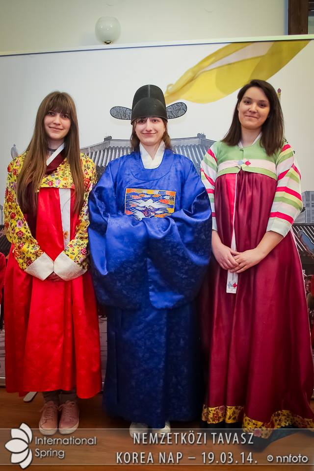 PTE Nemzetközi Tavasz Korea Nap, hanbok-ba öltözve; fotó: Hubay József