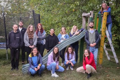 Közösségi kertet építenek a Pécs Summer School program résztvevői
