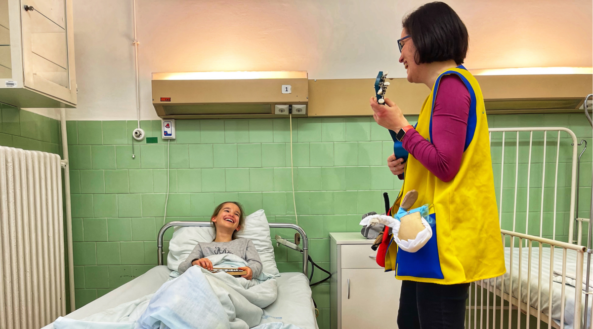Öltözz kék sárgába és utalj egy ezrest, kifejezve együttérzésedet a kórházban lévő beteg gyermekekkel!