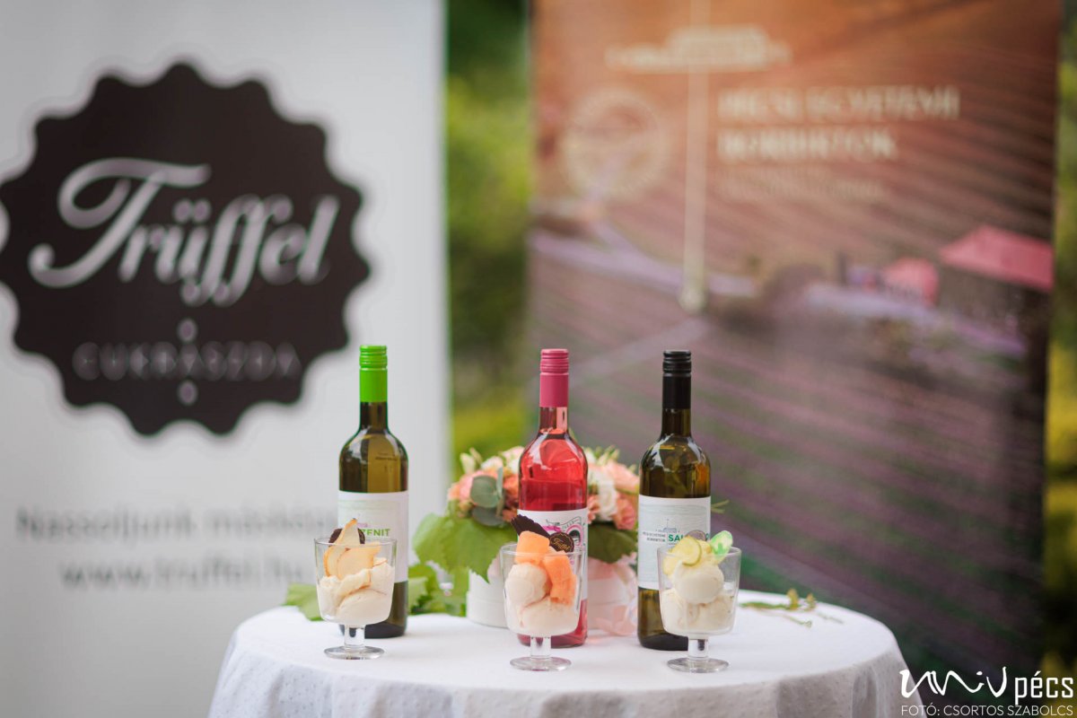 A scoop of wine and fruit