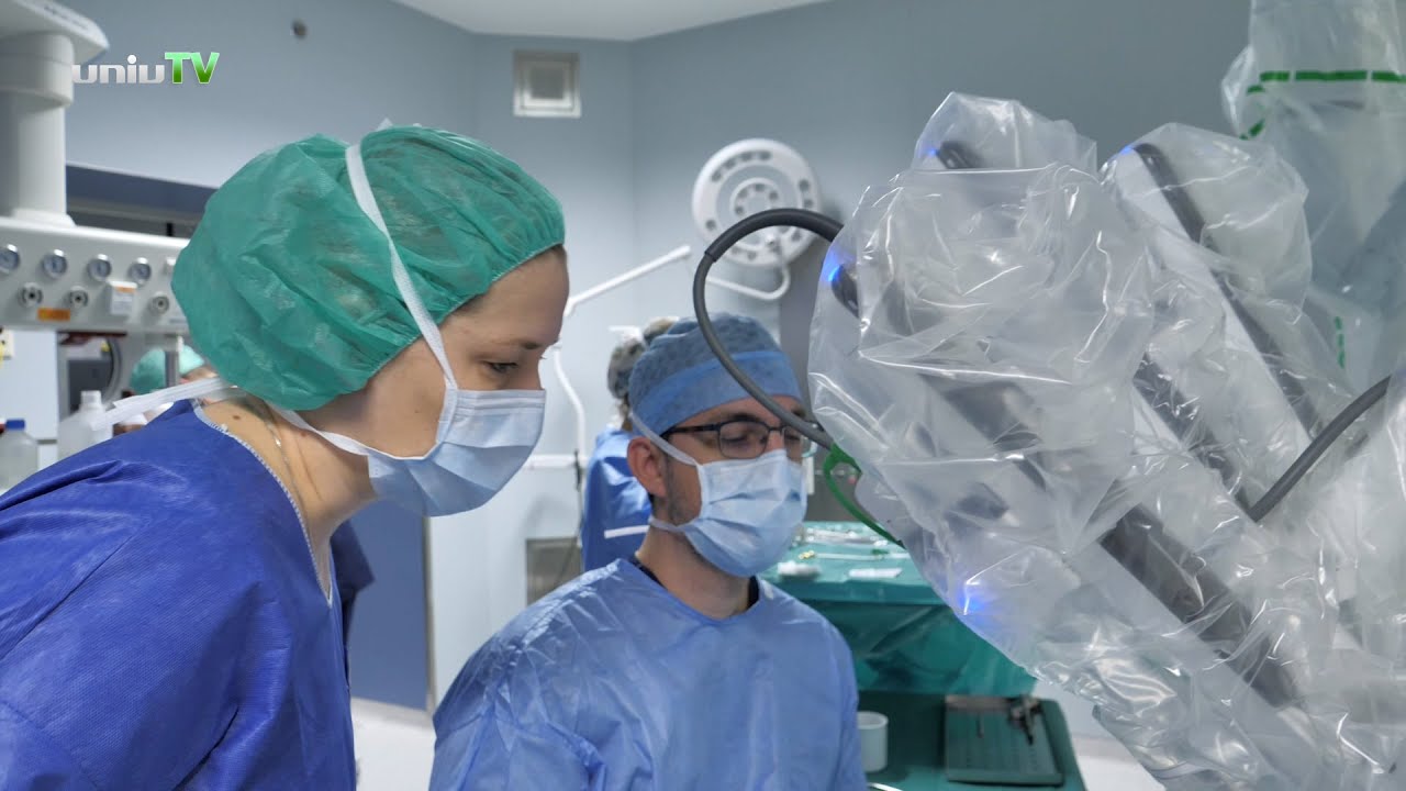 Robotsebészeti fül-orr-gégészeti műtét az ország első női konzolsebészével - PTE Klinikai Központ